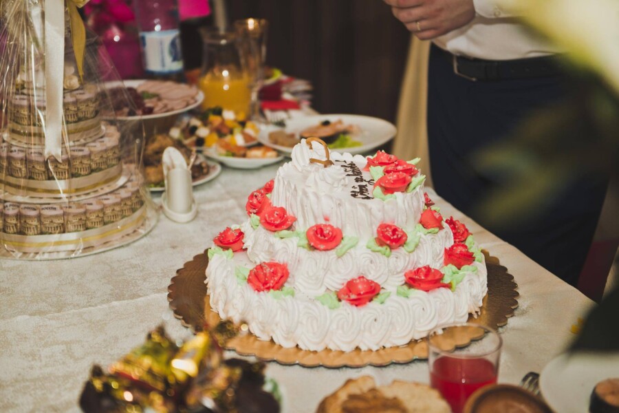 Ile kosztuje tort weselny na 100 osób?