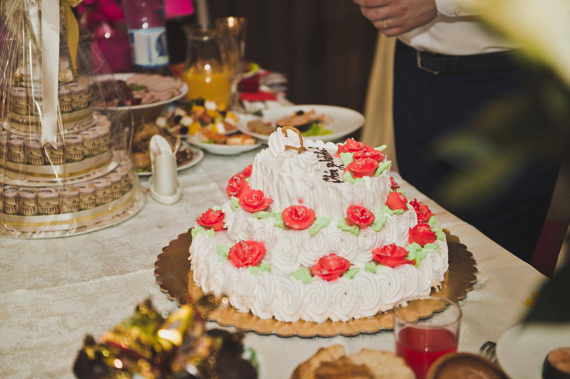 Ile kosztuje tort weselny na 100 osób?