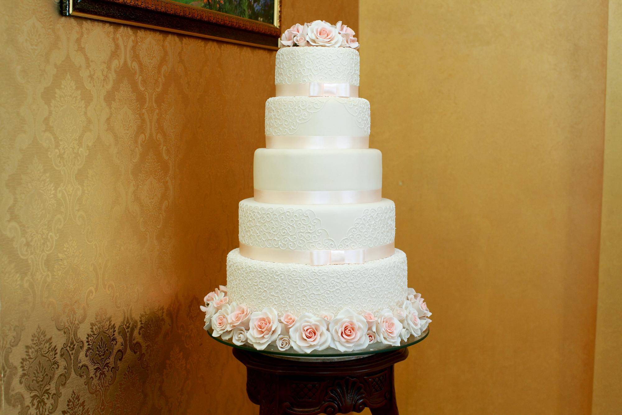 Ile kosztuje tort weselny na 200 osób i od czego zależy jego cena?